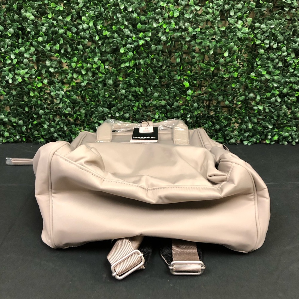 Baggallini Soho Backpack - Picture 5 of 14